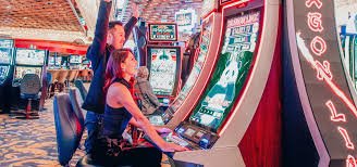 Dealer profesional karinatoto melayani pemain di meja Live Blackjack